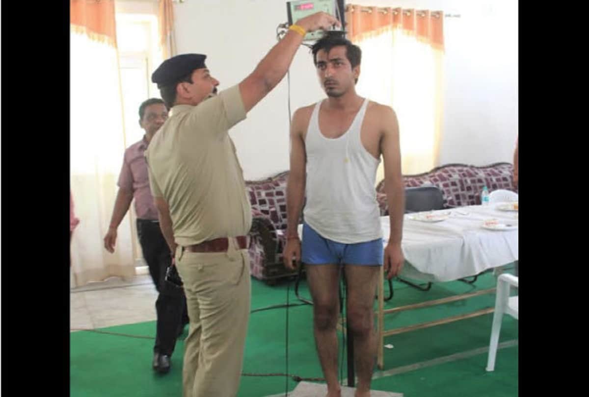 man applies henna to appear taller for up police recruitment in Physical Test