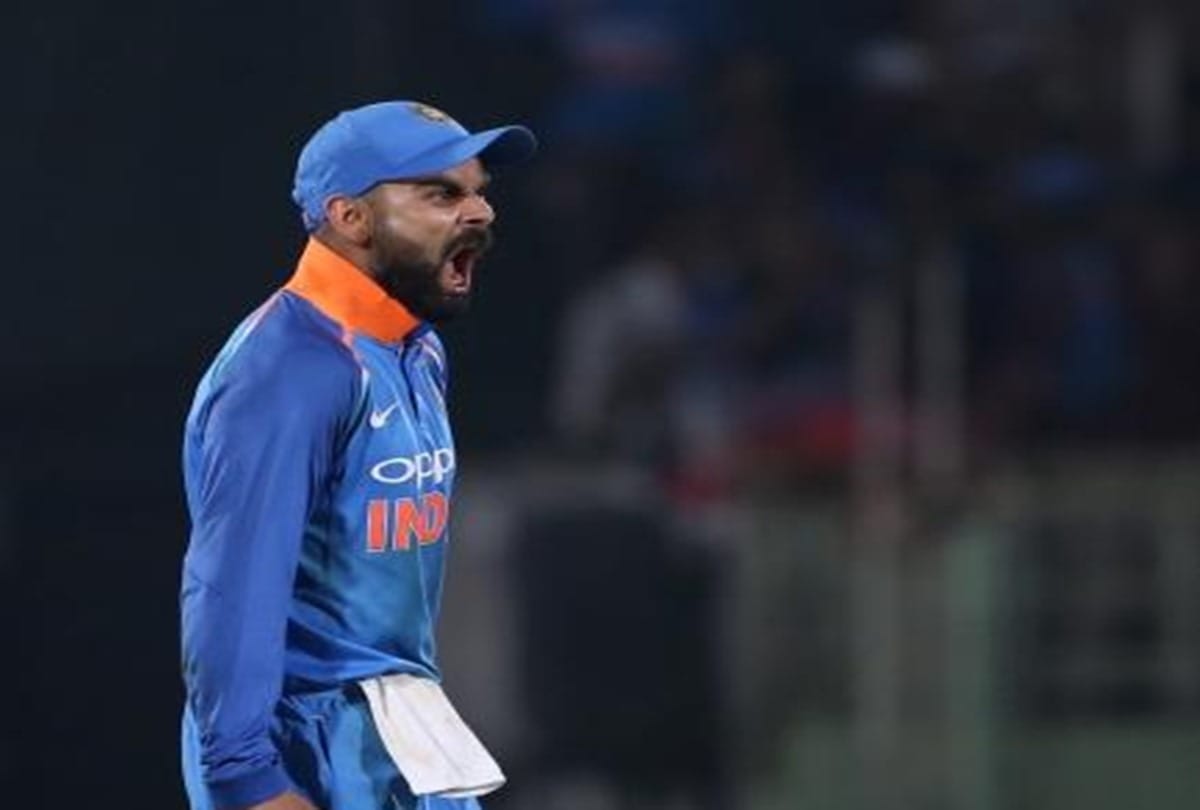 virat kohli give thumb gesture after crowd chanted Anushka Anushka during 4th ODI