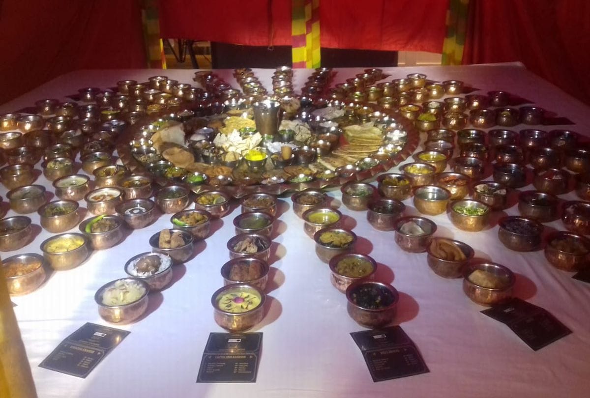 Plate prepared with one hundard twenty nine cooked dishes in Agra