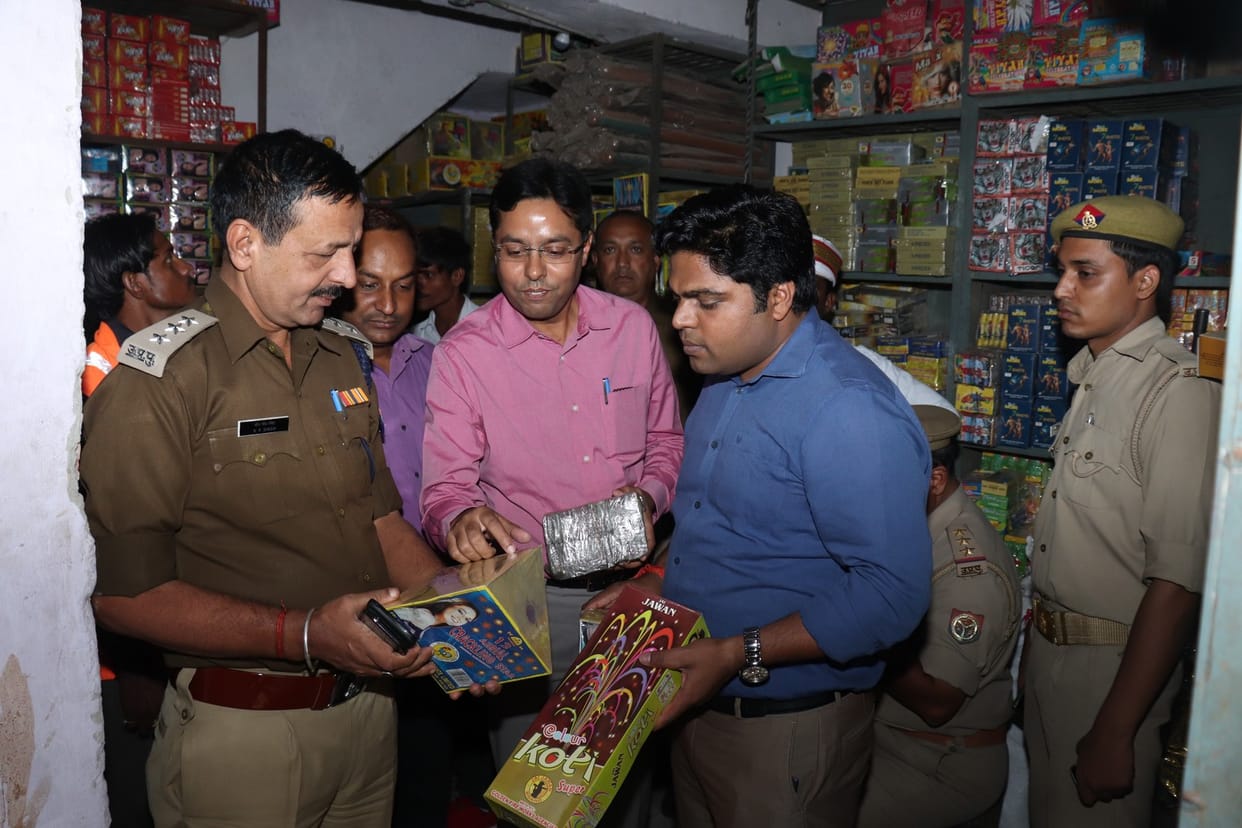Police destroyed illegal firecrackers worth 30 lakh in Gorakhpur