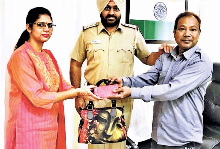 auto drivers appear sincere bags full of jewelry and money returned