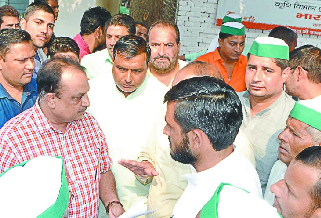 krishi upnideshak kaaryaaley par bhaakiyu ka hungaama