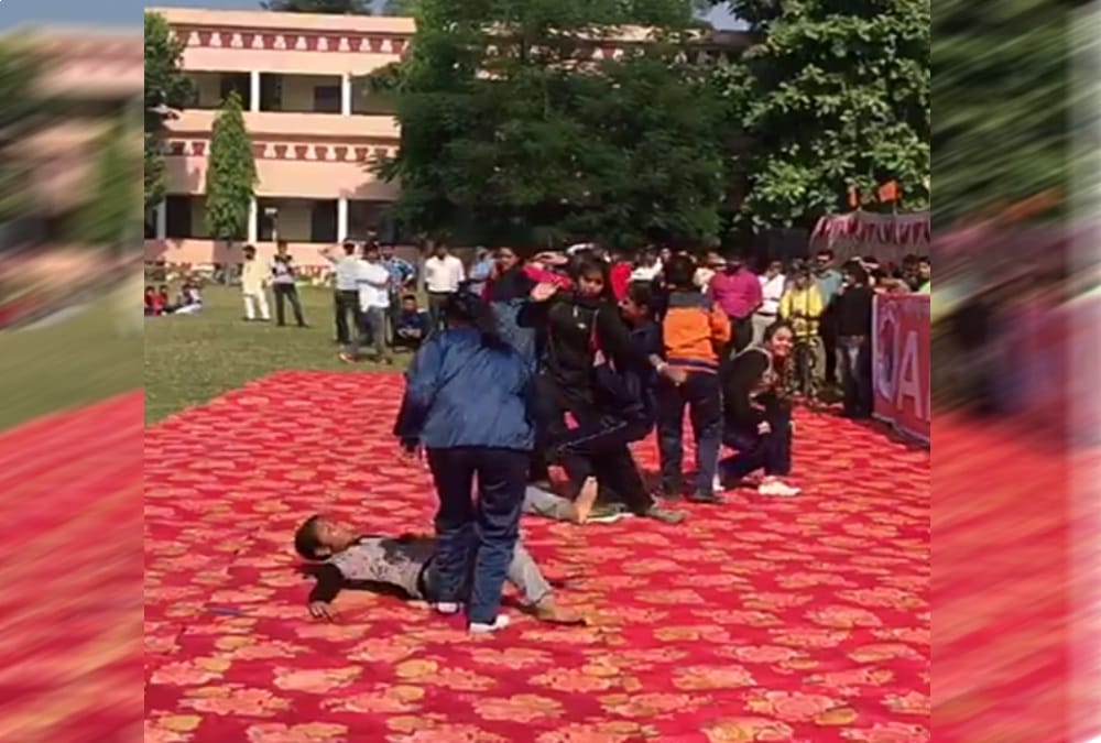 Girl beat youths in market during ABVP Mission sahasi Demonstration