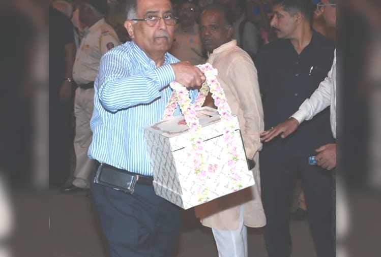 mukesh ambani and nita ambani visits siddhivinayak temple with isha ambani wedding card