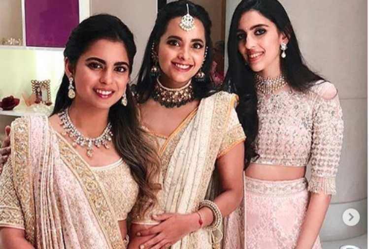 mukesh ambani and nita ambani visits siddhivinayak temple with isha ambani wedding card