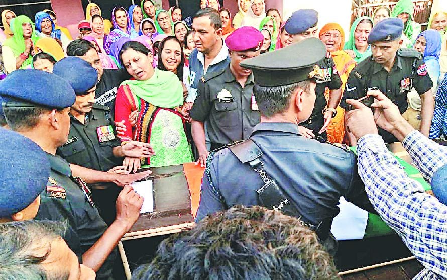 छुट्टी पर घर आ रहे सैनिक का दिल का दौरा पडने से निधन