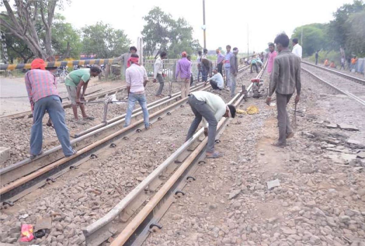 karnataka 53 years disabled man runs 3 km to inform railways about broken track