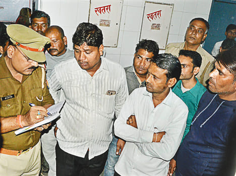 haiwe par chatra ko trak ne raund dala