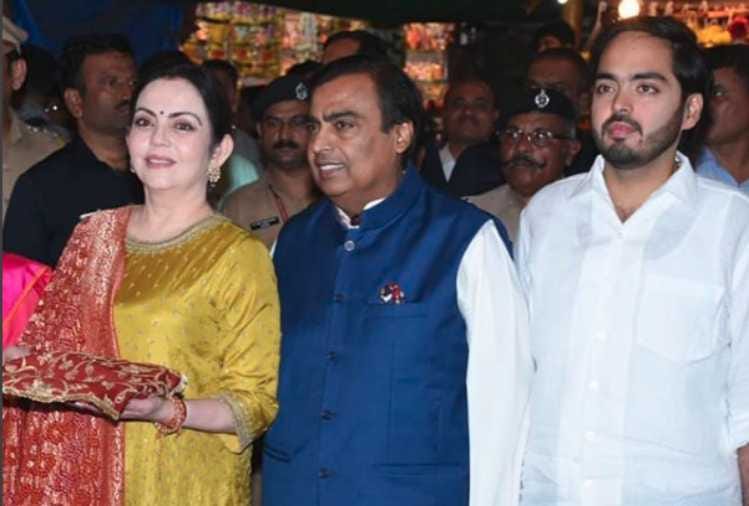 mukesh ambani and nita ambani visits siddhivinayak temple with isha ambani wedding card