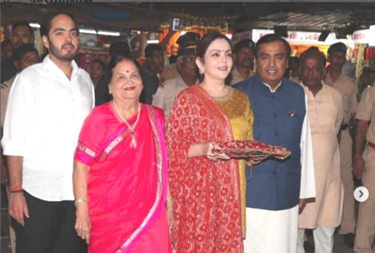 mukesh ambani and nita ambani visits siddhivinayak temple with isha ambani wedding card
