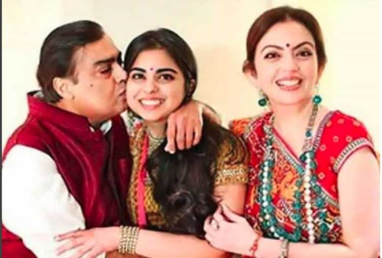 mukesh ambani and nita ambani visits siddhivinayak temple with isha ambani wedding card