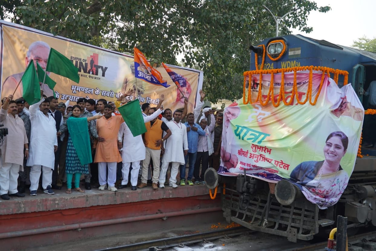 Anupriya patel flagged off ekta train from varanasi to gujarat for statue of unity inauguration