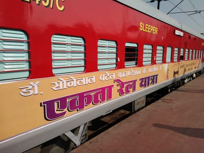 Anupriya patel flagged off ekta train from varanasi to gujarat for statue of unity inauguration