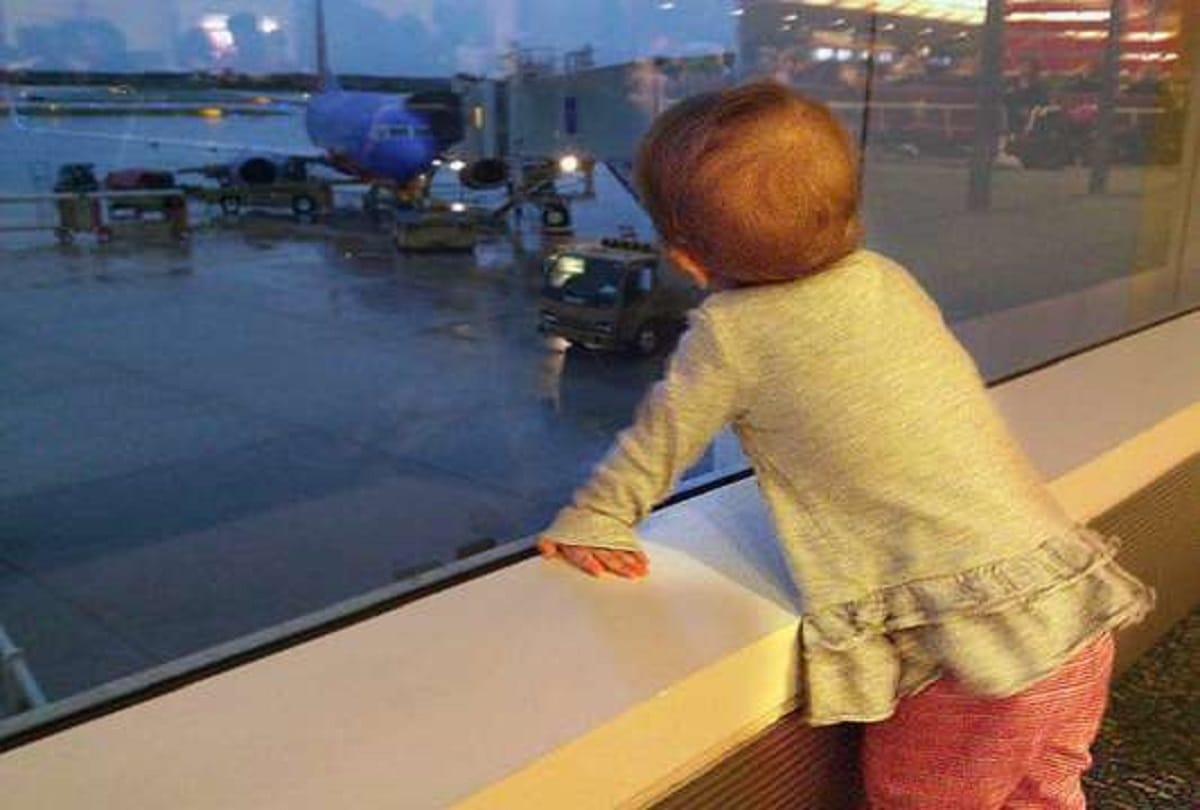 woman buys plane ticket for 2 year old girl, viral story on social media but truth came out
