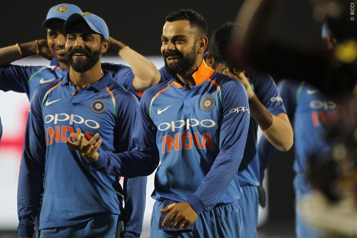 virat kohli give thumb gesture after crowd chanted Anushka Anushka during 4th ODI