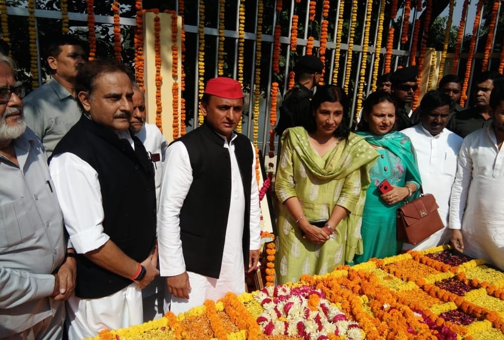akhilesh yadav pays tribute to sardar patel.