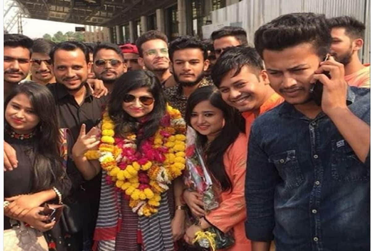 bigg boss saba khan arrives at home and photos with fans