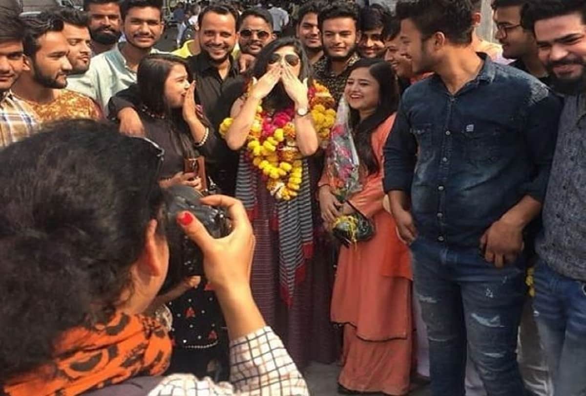 bigg boss saba khan arrives at home and photos with fans