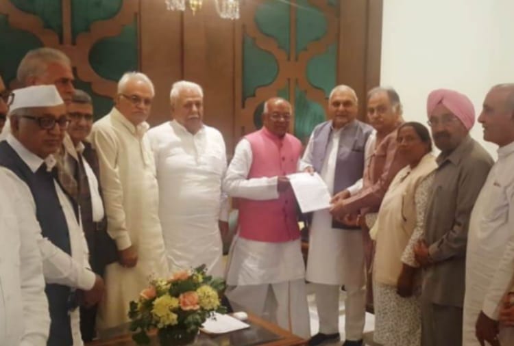 Former CM Bhupendra Singh Hooda handed over memorandum to Governor