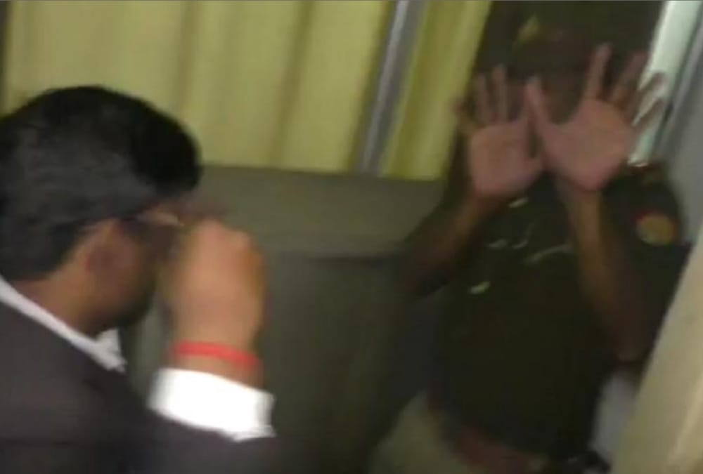 lawyers beat sub inspector in front of district judge and SP.