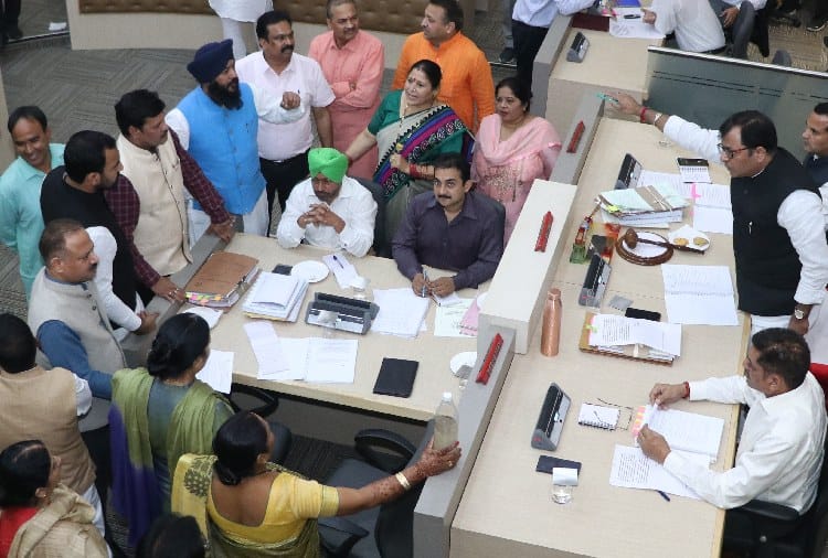 Clash in Nagar Nigam Meeting, Revolt in Chandigarh BJP
