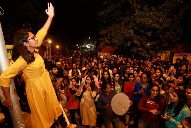 Protest by Girls in Punjab University Chandigarh for Hostal Opening For 24 Hours