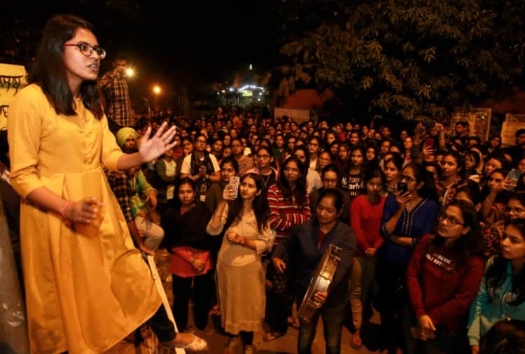 Protest by Girls in Punjab University Chandigarh for Hostal Opening For 24 Hours