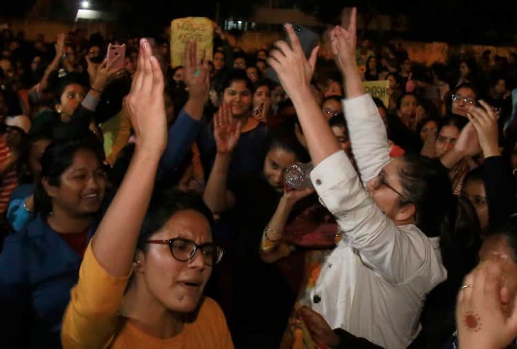 Protest by Girls in Punjab University Chandigarh for Hostal Opening For 24 Hours