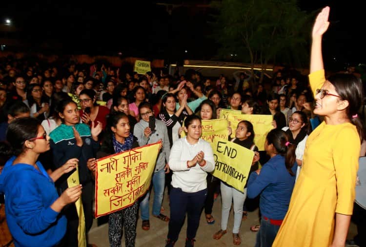 Protest by Girls in Punjab University Chandigarh for Hostal Opening For 24 Hours