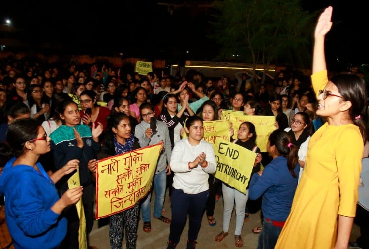 Protest by Girls in Punjab University Chandigarh for Hostal Opening For 24 Hours