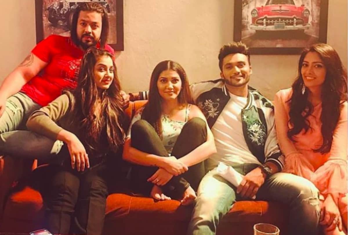 sapna choudhary fall in love share photo on her facebook story