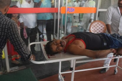 Firing in JHV mall at varanasi many injured