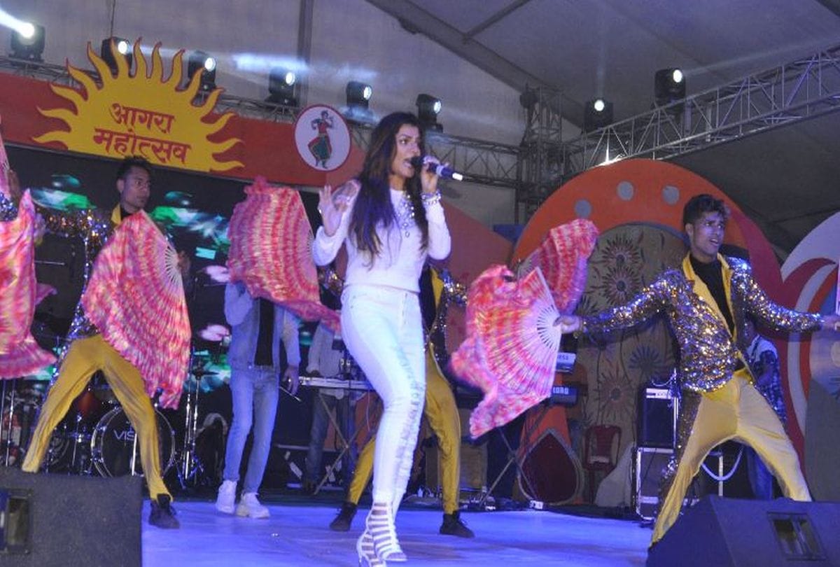 Bollywood singer mamta sharma performance in agra mahotsav