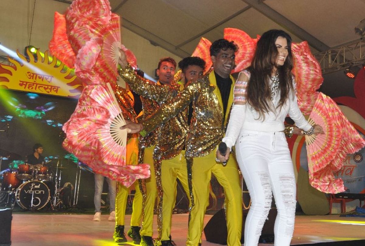Bollywood singer mamta sharma performance in agra mahotsav