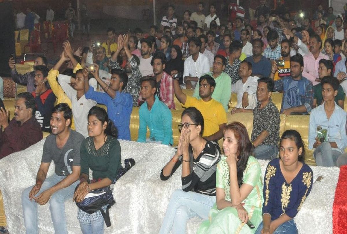 Bollywood singer mamta sharma performance in agra mahotsav