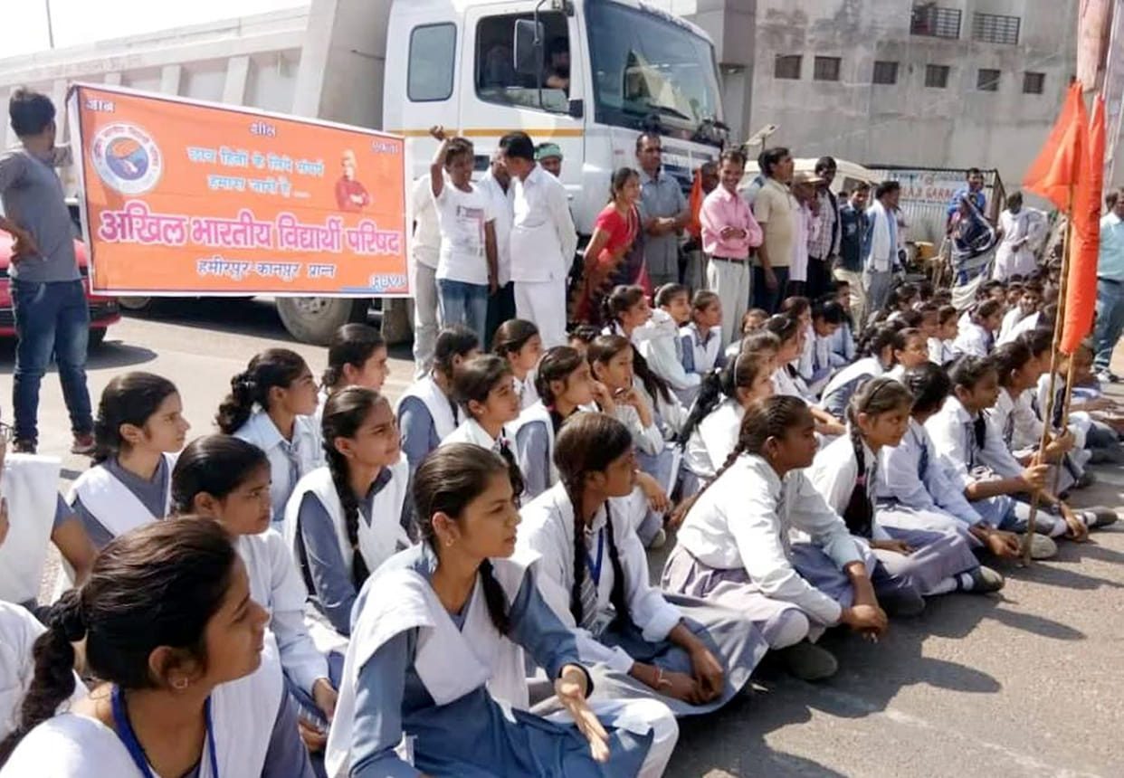 ABVP activists carried jam the Hamirpur highway