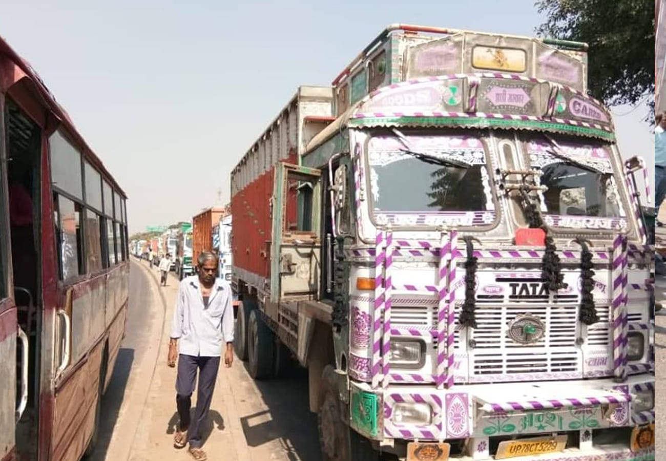 ABVP activists carried jam the Hamirpur highway