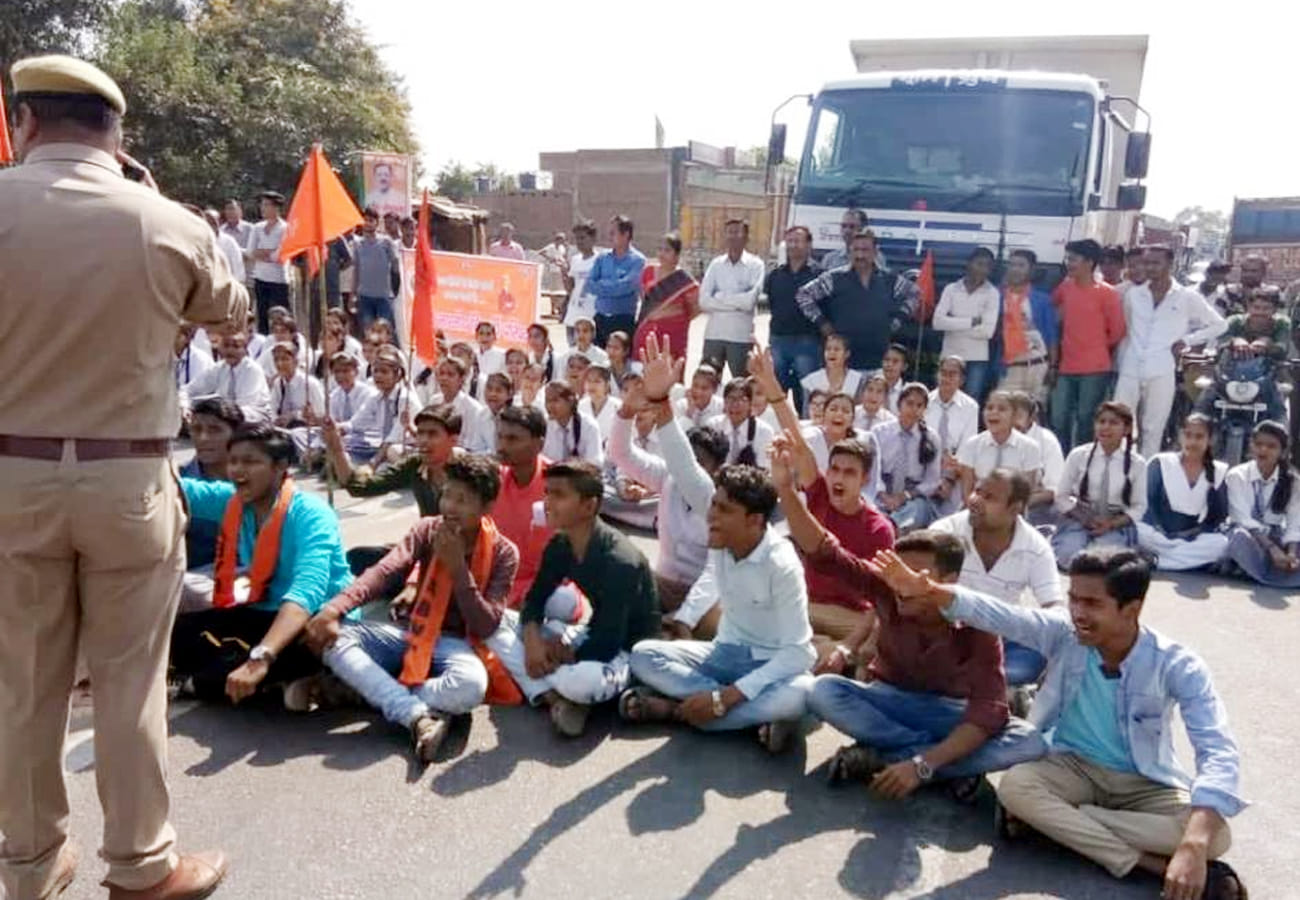 ABVP activists carried jam the Hamirpur highway