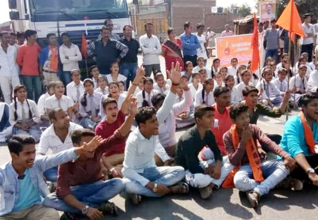 ABVP activists carried jam the Hamirpur highway