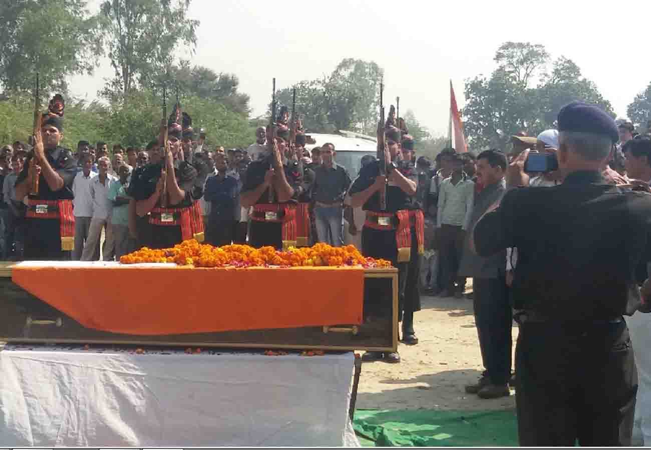Waiting hours for the cremation funeral of soldier