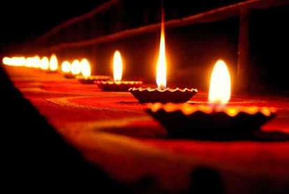 दिवाली 2018:घर की इन जगहों पर जरूर रखें दीये, पैसों की बरसात के साथ दूर  होंगे क्लेश - Diwali 2018 Decorating Tips: Decorate Lamps In These Corner  Of Your House - Amar