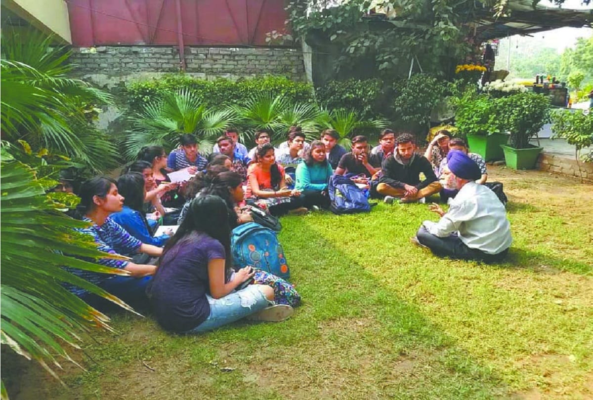 dyal singh college principal takes classes on the gate