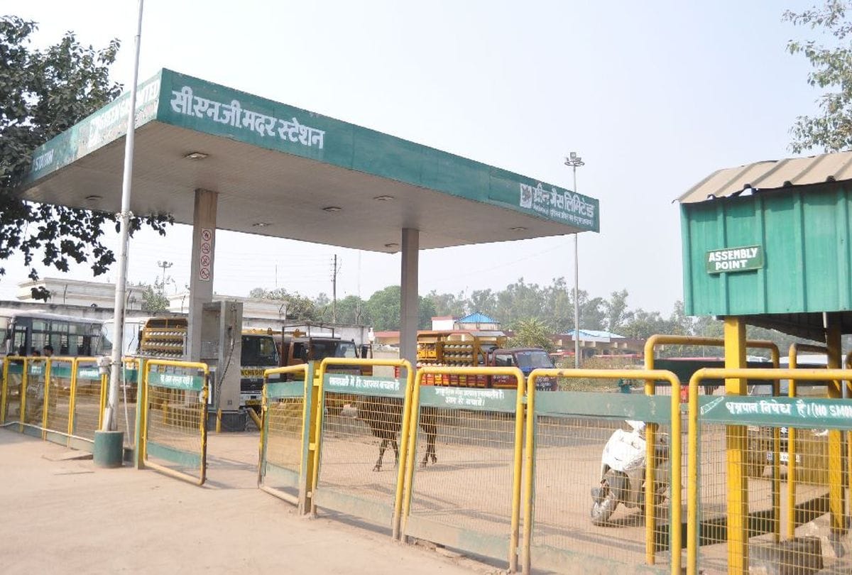 Vehicles stopped due to the shutdown of CNG pump