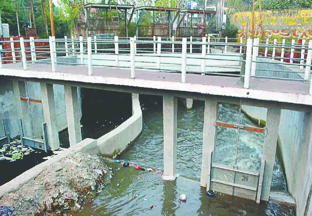 Divyang woman jumped in dohari drain man save life in deoria