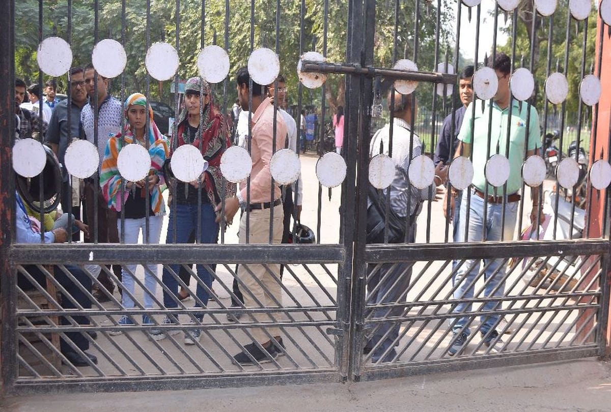 Security guards took students out of university gate and locked