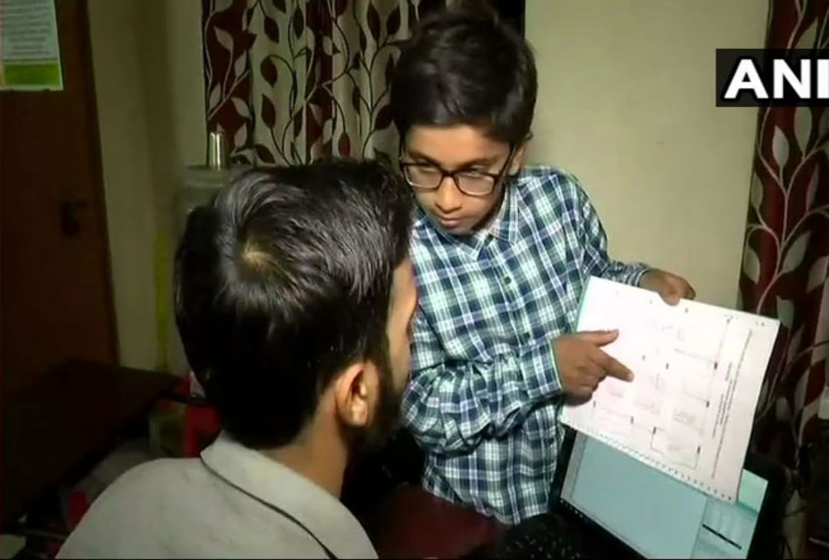 A Seventh class student teaches engineering students