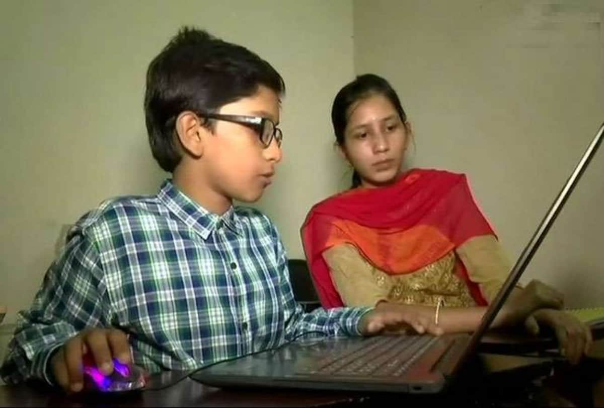 A Seventh class student teaches engineering students