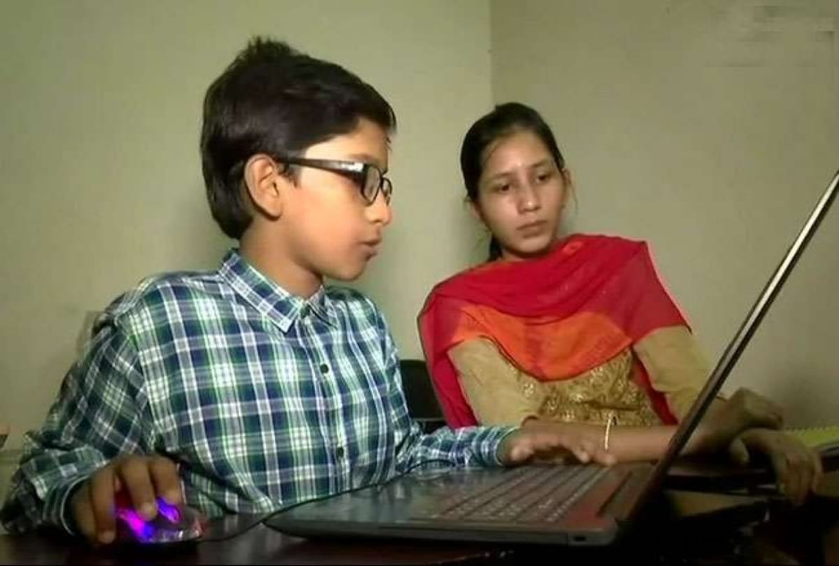 A Seventh class student teaches engineering students