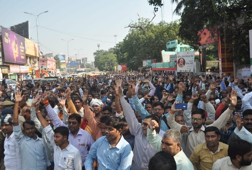 employees of cooperative committee protest in lucknow.