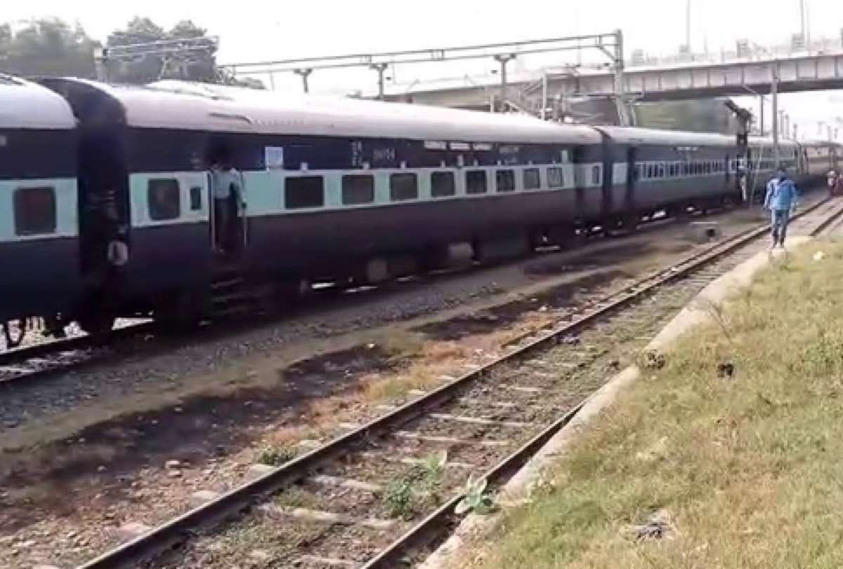 ईंटों से भरी ट्राली ट्रैक पर फंसने से घंटों बाधित रहा रेलवे ट्रैक